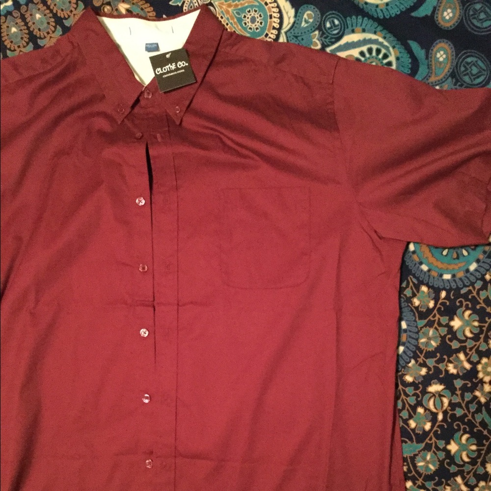 Burgundy short sleeve button up. XXL TALL NWT